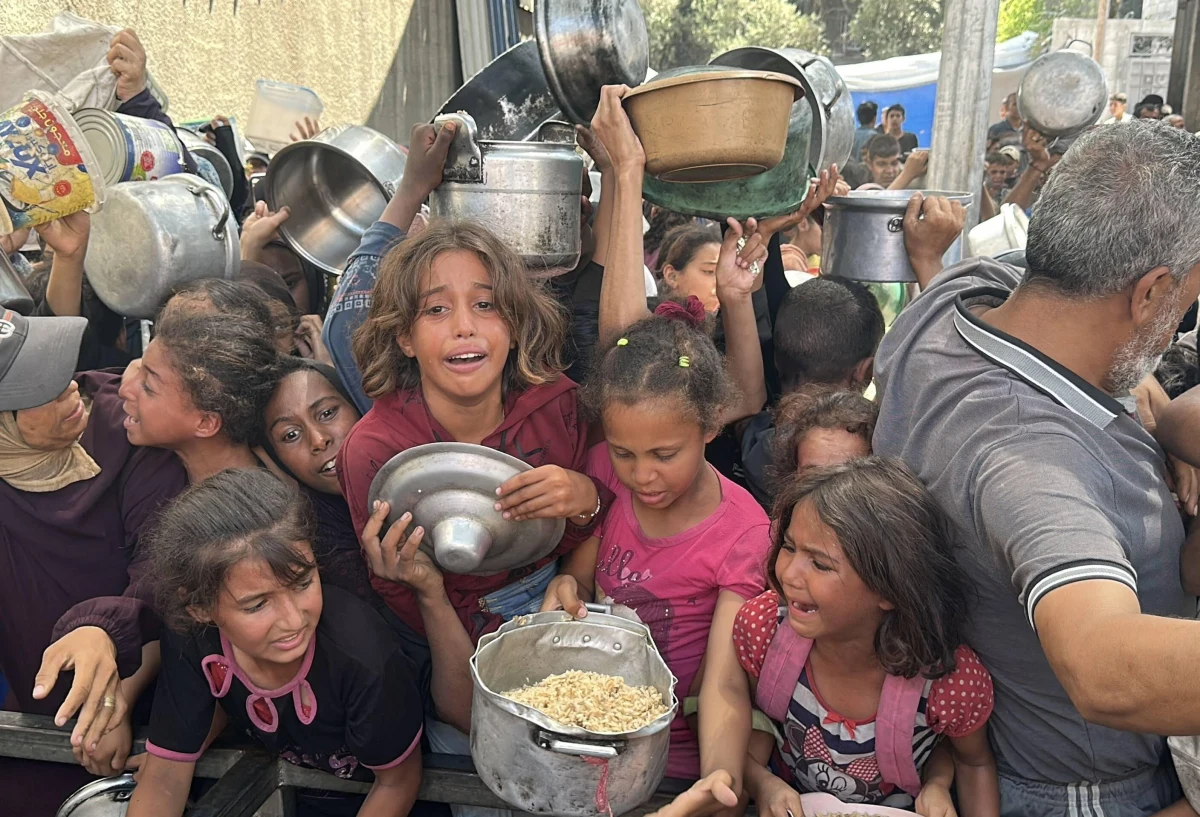 Każdego dnia w Strefie Gazy ludzie umierają z głodu. To klęska wywołana sztucznie. Politycznymi decyzjami można tę sytuację zmienić. Jednak Izrael nie zamierza cofać się ze swojego stanowiska i działa pod ochroną swoich silnych zagranicznych partnerów. Stosuje wobec Palestyńczyków strategię, której konwencje to zbrodnie wojenne i ludobójstwo. O tym, jak mieszkańcy Strefy Gazy są głodzeni na oczach całego świata, rozmawialiśmy m.in. z Markiem Matusiakiem z Ośrodka Studiów Wschodnich i Małgorzatą Olasińską-Chart z Polskiej Misji Medycznej.