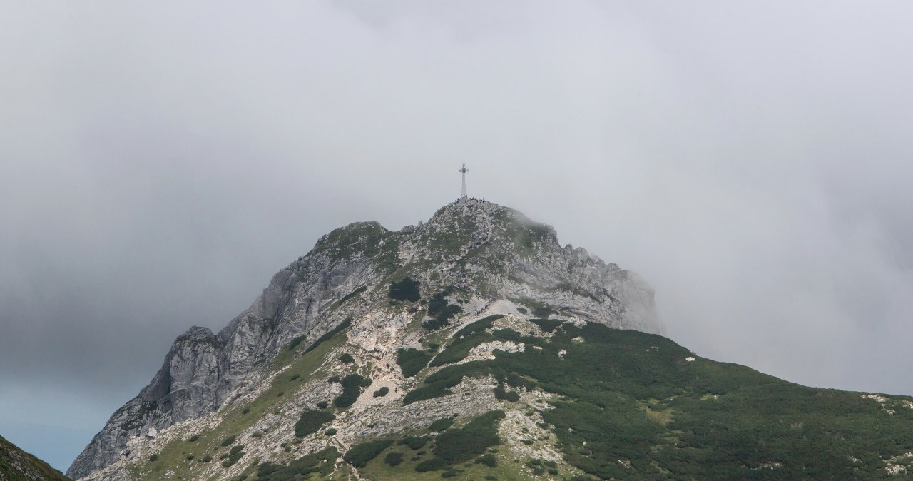 wiadomości,aktualności,Interia Skrajnie niebezpieczne zachowanie turystów o świcie. O krok od tragedii na Giewoncie