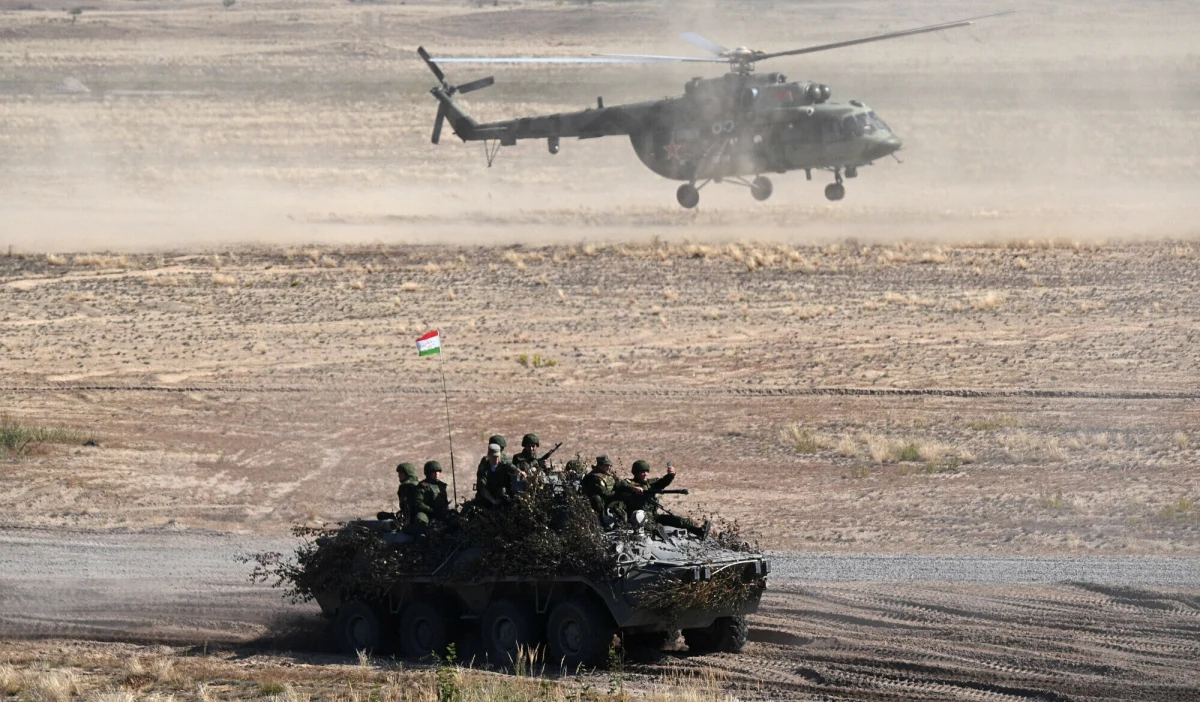 Na poligonach w białoruskim obwodzie witebskim zakończyła się aktywna faza ćwiczeń Organizacji Układu o Bezpieczeństwie Zbiorowym. W manewrach, które trwały od 31 sierpnia do 6 września, uczestniczyło 2000 żołnierzy z pięciu państw członkowskich. To jednak nie koniec wojskowych aktywności w regionie - już w połowie września ruszają zakrojone na szeroką skalę rosyjsko-białoruskie ćwiczenia Zapad-2025.