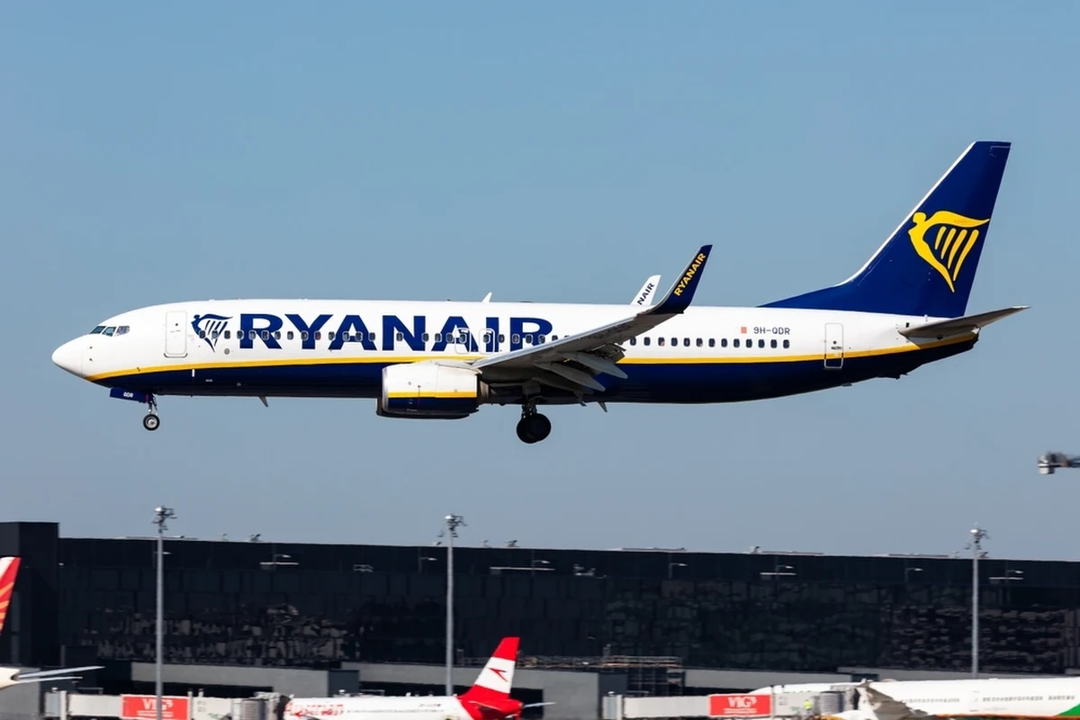 Ryanair ogłosił, że tej zimy zredukuje aż milion miejsc na trasach do i z Hiszpanii. Decyzja przewoźnika to efekt rosnących opłat lotniskowych wprowadzanych przez hiszpańskiego operatora AENA. Największe cięcia dotkną regionalne porty lotnicze, a podróżni muszą liczyć się z droższymi i mniej dostępnymi połączeniami.