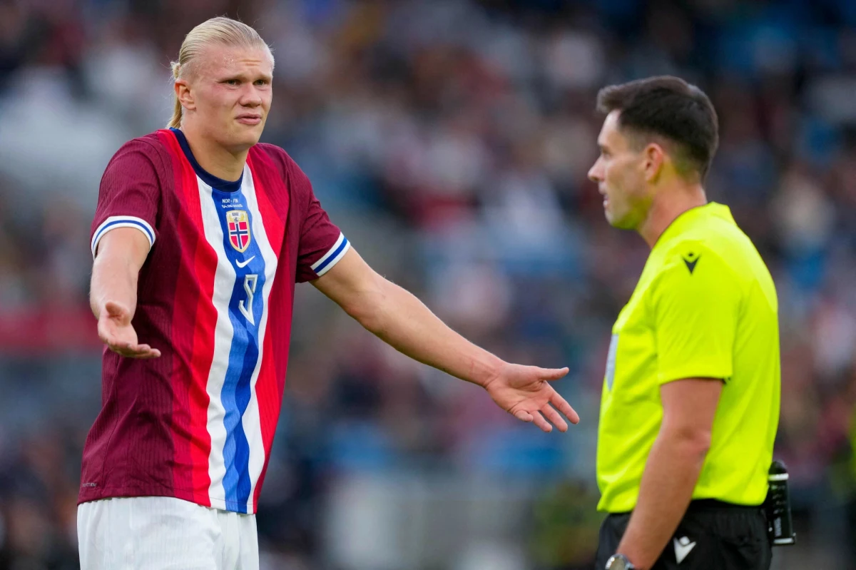 Napastnik Manchesteru City, Erling Haaland, przeżył chwile grozy po niedzielnym treningu reprezentacji Norwegii. Piłkarz został uderzony klapą luku bagażowego autobusu, co skończyło się interwencją medyczną i założeniem trzech szwów na dolnej wardze.