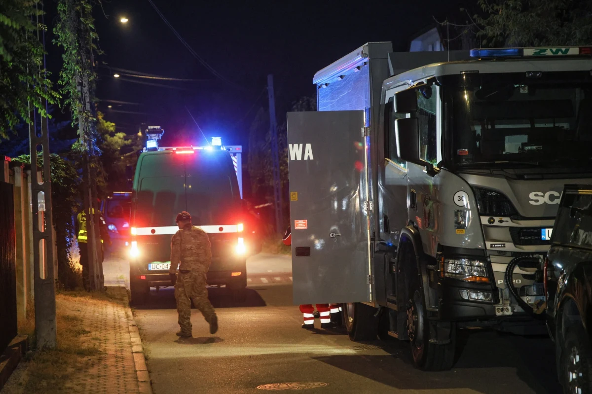 Niespodziewany zwrot akcji po sobotniej eksplozji w warszawskim Rembertowie, gdzie rannych zostało dwóch cywilów. Żandarmeria Wojskowa poinformowała w niedzielę o znalezieniu w mieszkaniu poszkodowanych znacznych ilości materiałów wybuchowych oraz pozostałości po granatach i pociskach moździerzowych. Podjęto decyzję o ewakuacji okolicznych budynków.