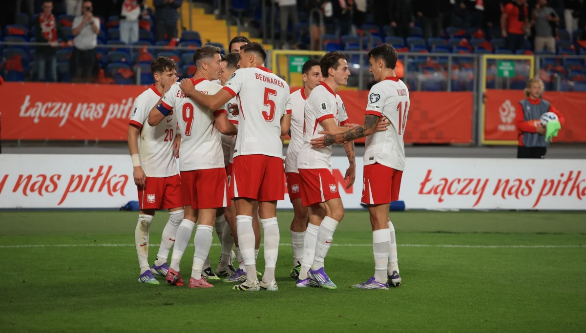 Reprezentacja Polski, podbudowana wyjazdowym remisem z Holandią, poszła za ciosem i zrobiła kolejny krok na drodze do przyszłorocznego mundialu. Kibice, którzy w niedzielny wieczór zasiedli na trybunach chorzowskiego "Kotła Czarownic", oglądali cztery gole, z czego trzy autorstwa Biało-Czerwonych. Podopieczni Jana Urbana odnieśli cenne zwycięstwo.