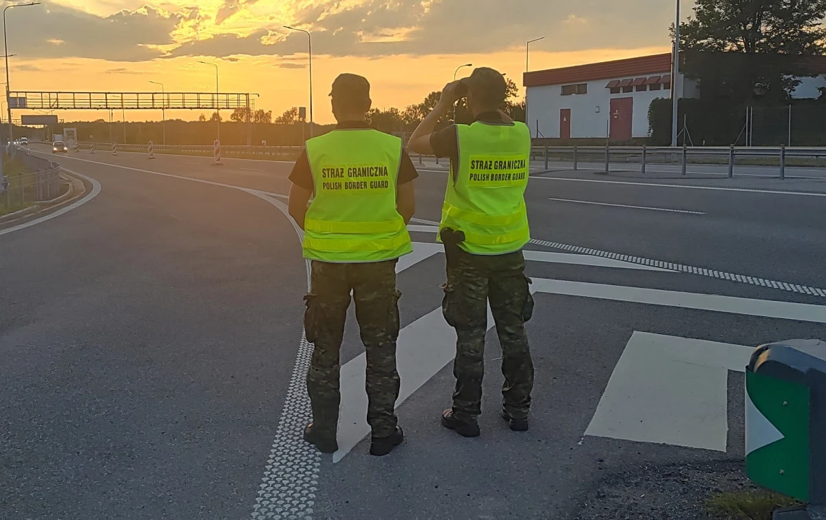 O ujawnieniu w rejonie przejścia granicznego w Terespolu w miejscowości Polatycze w województwie lubelskim "szczątków niezidentyfikowanego obiektu latającego" poinformowała policja z Białej Podlaskiej. O poranku prokuratura poinformowała, że "to prawdopodobnie nieuzbrojony dron; znajdują się na nim napisy cyrylicą". Spadł ok. 300 m od przejścia granicznego.