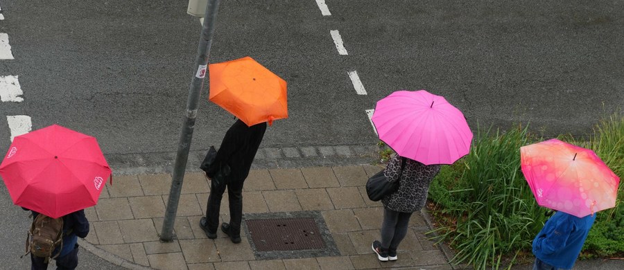 Ostrzeżenia I i II stopnia przed burzami dla południowej i centralnej części kraju wydał w poniedziałek rano Instytut Meteorologii i Gospodarki Wodnej. Na tych obszarach prognozowane są burze z silnymi opadami do 55 mm oraz porywy wiatru do 65 km/h. Lokalnie może wystąpić też grad. Do mieszkańców Małopolski wysłano również alert RCB. W jakich godzinach obowiązują alerty IMGW?