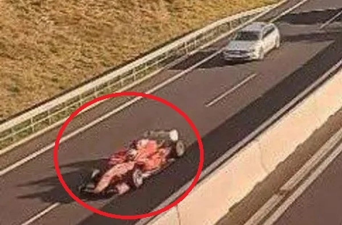 Czeska policja zatrzymała kierowcę, który jeździł po autostradzie w okolicach Pragi bolidem Formuły 1. Służby od lat próbowały schwytać człowieka prowadzącego wyścigowy pojazd, który regularnie od kilku lat był widywany przez kierowców. Mężczyzna został ujęty po spektakularnej akcji służb i teraz grozi mu grzywna za jazdę po autostradzie bez świateł, kierunkowskazów i tablic rejestracyjnych.