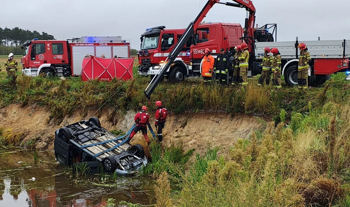 We wsi Drobnice (woj. łódzkie) w sobotę rano znaleziono zanurzone w stawie auto. W środku były ciała dwóch mężczyzn - mieszkańców powiatu wieluńskiego w wieku 18 i 39 lat. Okazało się, że byli oni druhami w Ochotniczej Straży Pożarnej w Drobnicach.