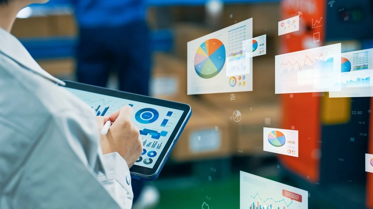 System zarządzania magazynem odgrywa coraz ważniejszą rolę w dynamicznie rozwijających się przedsiębiorstwach. Rozwój technologii, takich jak sztuczna inteligencja, analiza dużych zbiorów danych oraz automatyzacja procesów, wyznacza kierunki przyszłości systemów WMS. Jakie innowacje już dziś zmieniają sposób pracy magazynów i czego można się spodziewać w nadchodzących latach?