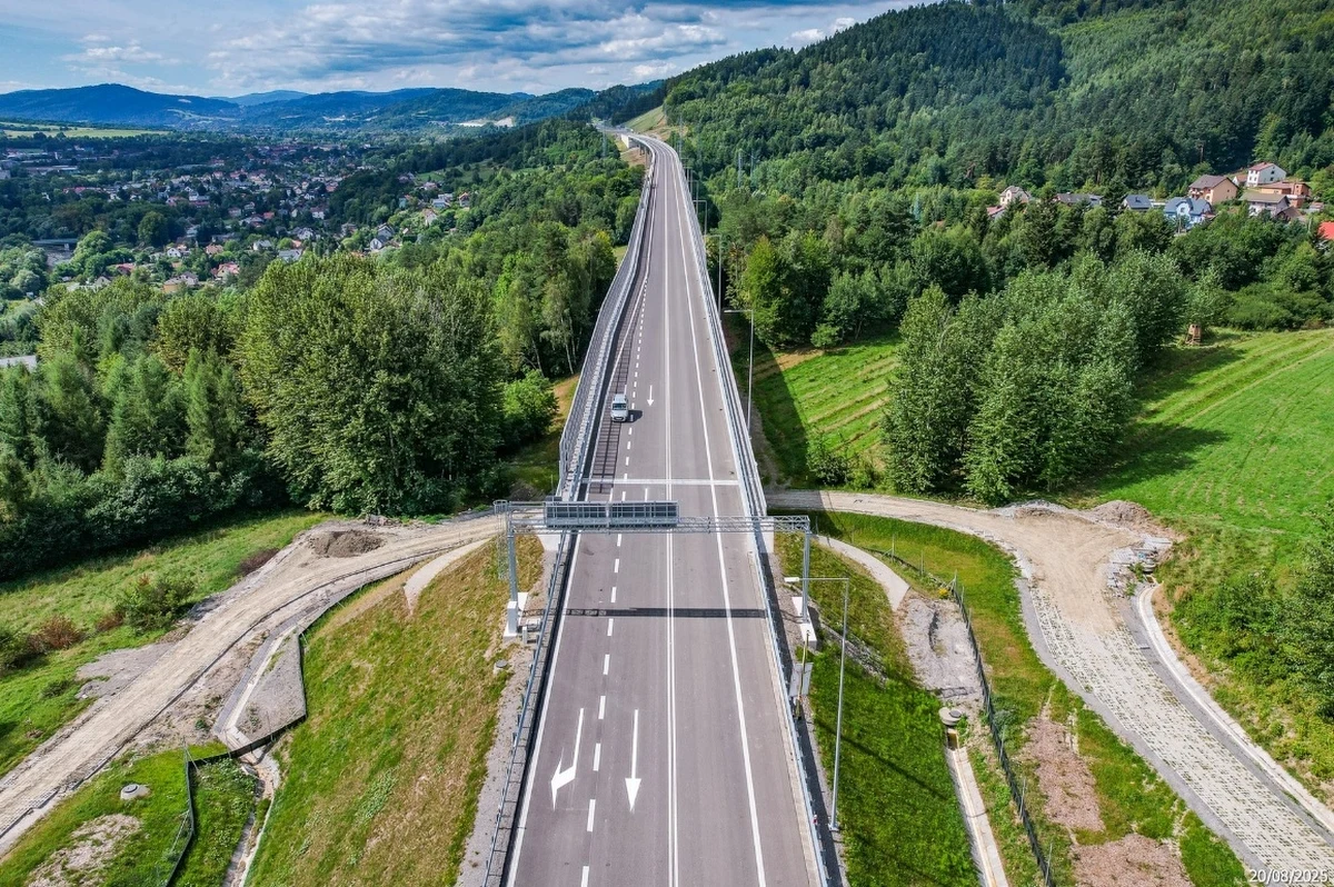 Już wkrótce kierowcy będą mogli skorzystać z nowoczesnej obwodnicy Węgierskiej Górki na trasie S1. Inwestycja, która pochłonęła ponad 1,6 miliarda złotych, zachwyca rozmachem i rozwiązaniami inżynieryjnymi - ponad 85 procent jej długości to mosty, estakady i tunele. Nowy odcinek zostanie otwarty tuż po 20 października, a cała trasa S1 ma szansę stać się jednym z najważniejszych szlaków komunikacyjnych w Polsce.