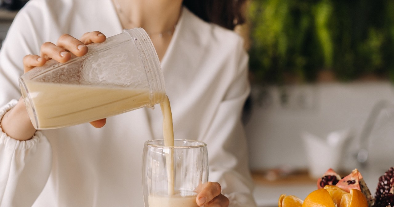 Ciągle sięgasz po słodycze? Pij rano ten koktajl, a zapomnisz o problemie