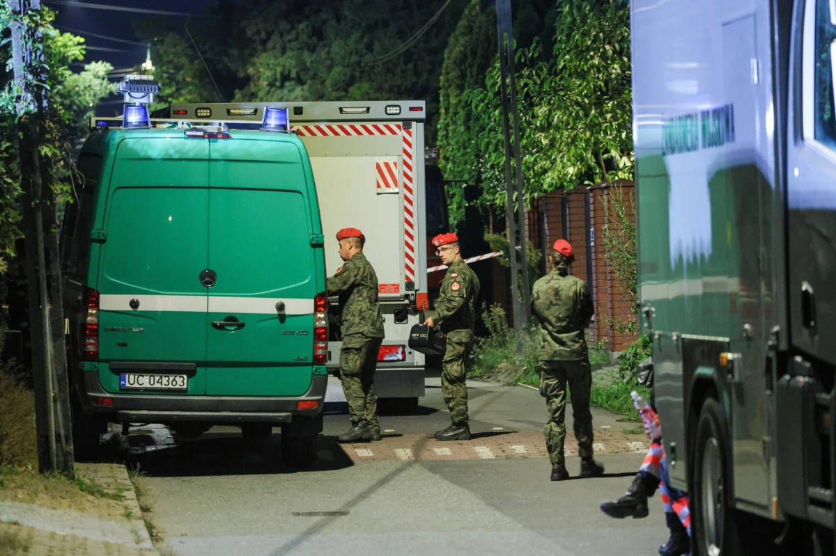 Mężczyzna, który został ciężko ranny w sobotniej eksplozji na poligonie w warszawskim Rembertowie, jest dobrze znany policji i Żandarmerii Wojskowej - dowiedział się reporter RMF FM. Posesja, na której znaleziono mnóstwo ładunków wybuchowych, jest od wczoraj otoczona taśmą. Ewakuowani sąsiedzi nie mogą nadal wrócić do domów.