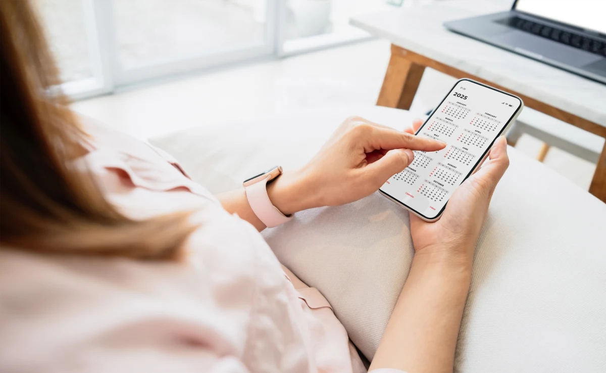 W tym roku Wszystkich Świętych przypada w sobotę. Wielu pracowników zastanawia się, jak rozliczyć dodatkowy dzień wolny i czy trzeba anulować już złożone wnioski urlopowe. Sprawdzamy, jak wyglądają aktualne przepisy i na co warto zwrócić uwagę.