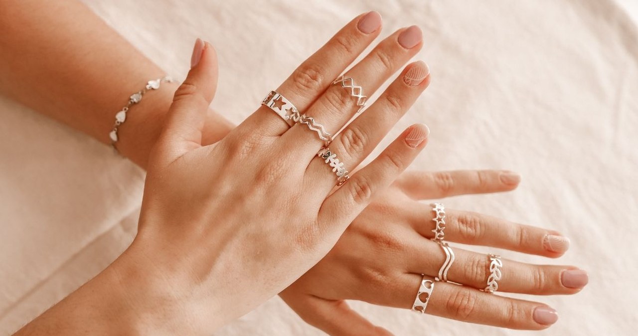 Uważaj, na który palec zakładasz pierścionek. Bieda i smutek "lubią" jeden