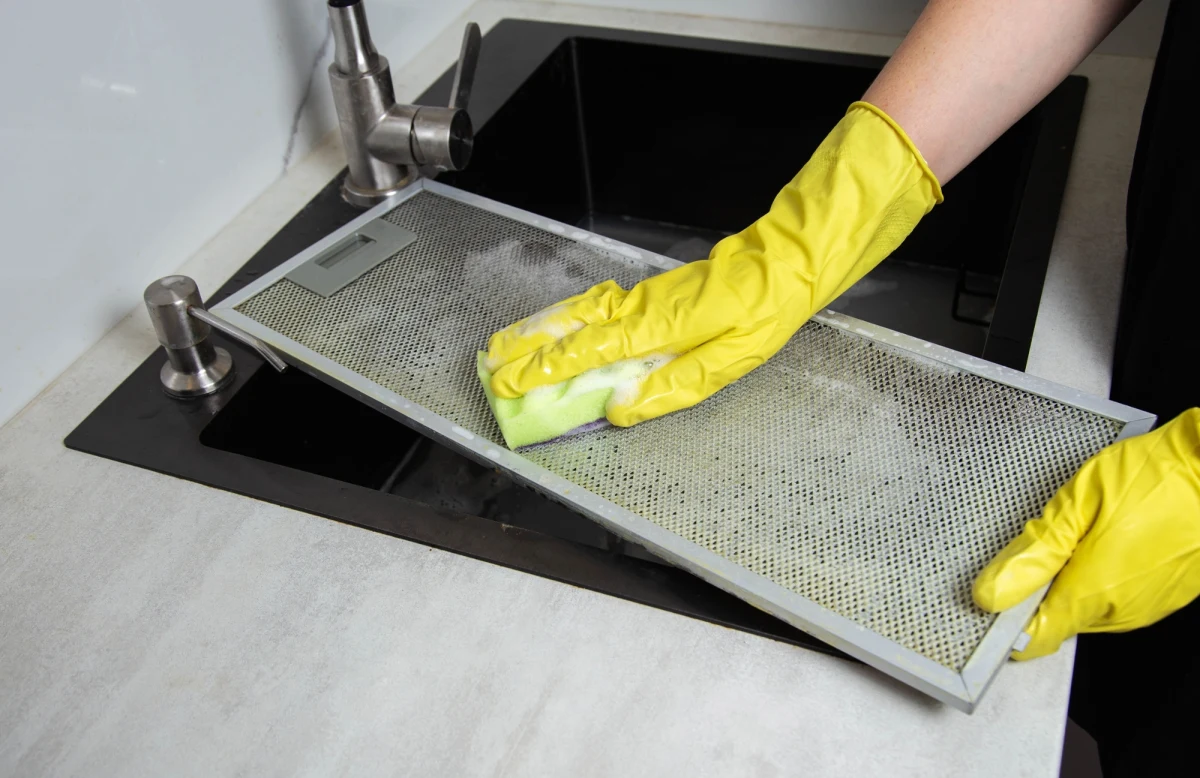 Czy twoje filtry w okapie kuchennym są pokryte tłustym nalotem, którego nie możesz się pozbyć? Okazuje się, że istnieje prosty, ekologiczny sposób, na ich wyczyszczenie bez żmudnego szorowania. Sprawdź, jak naturalny środek może przywrócić im dawną świetność!