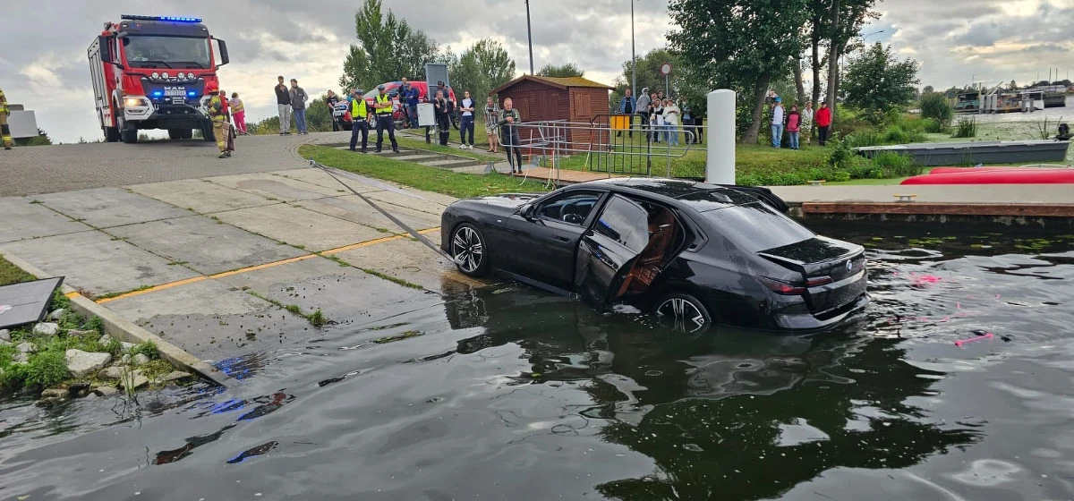 Do niebezpiecznego zdarzenia doszło podczas wodowania skutera wodnego na przystani nad Wisłą we Włocławku. Do rzeki stoczyło się bmw. Właściciel auta uciekł w ostatniej chwili. 