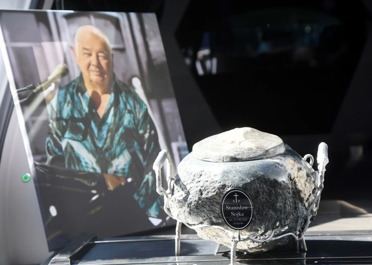 Stanisław Soyka został pożegnany w poniedziałek w Kościele pw. Matki Bożej Nieustającej Pomocy przy ul. Alfreda Nobla 16 oraz na warszawskich Powązkach Wojskowych. Uroczystości rozpoczęły się w samo południe. Soyka został pośmiertnie odznaczony Krzyżem Komandorskim z Gwiazdą Orderu Odrodzenia Polski. Muzyk, skrzypek, król jazzu i poezji śpiewanej odszedł nagle 21 sierpnia w wieku 66 lat. 