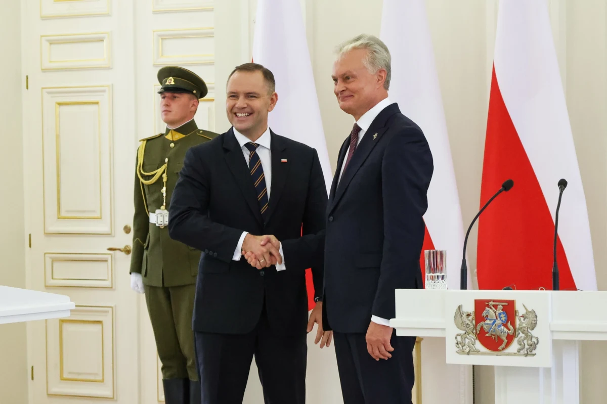 ​Prezydenci Polski i Litwy spotkali się w Wilnie, by omówić działania wobec zagrożeń ze strony Rosji. "Potrafimy na nie wspólnie reagować" - zapewnił prezydent Karol Nawrocki. Rozmowy dotyczyły także współpracy gospodarczej oraz wsparcia dla Ukrainy.