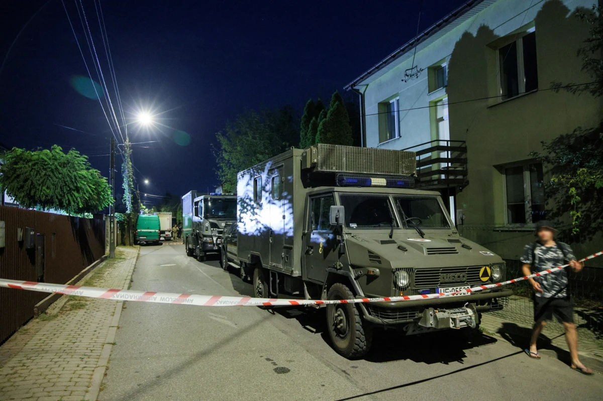 Ewakuowani w niedzielę mieszkańcy mogą już wrócić do domów przy ul. Zawiszaków w warszawskim Rembertowie - poinformowała w poniedziałek Żandarmeria Wojskowa. Znalezione na jednej z posesji przedmioty, przypominające m.in. materiały wybuchowe, pociski i granaty, zostały wywiezione i będą zneutralizowane.