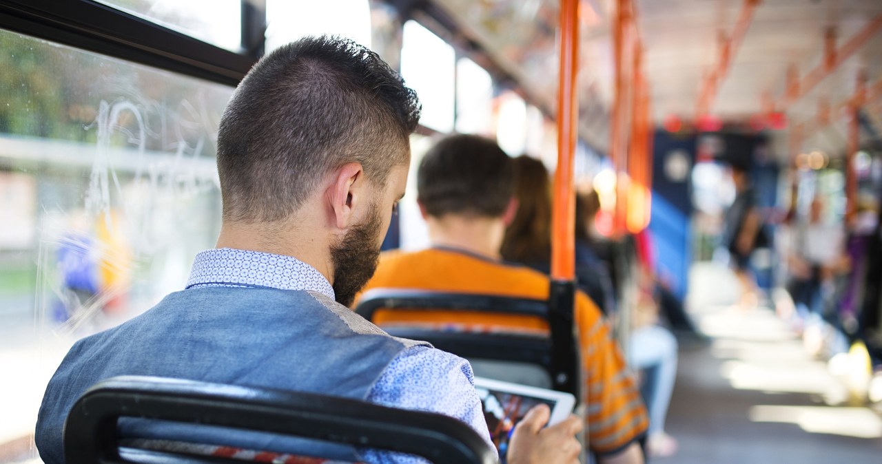 Darmowe przejazdy: Kto może z nich korzystać? Przykłady z wybranych miast