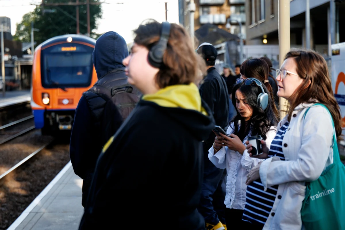 Poniedziałkowy poranek w stolicy Wielkiej Brytanii zamienił się w prawdziwy sprawdzian cierpliwości dla mieszkańców. Zamknięte stacje metra, tłumy na przystankach autobusowych i brak miejskich rowerów – to tylko niektóre z problemów, z jakimi musieli zmierzyć się londyńczycy podczas pierwszego dnia strajku ponad 10 tysięcy pracowników metra. Protest, który potrwa do piątku, już teraz odbija się szerokim echem w codziennym życiu miasta i generuje gigantyczne straty.
