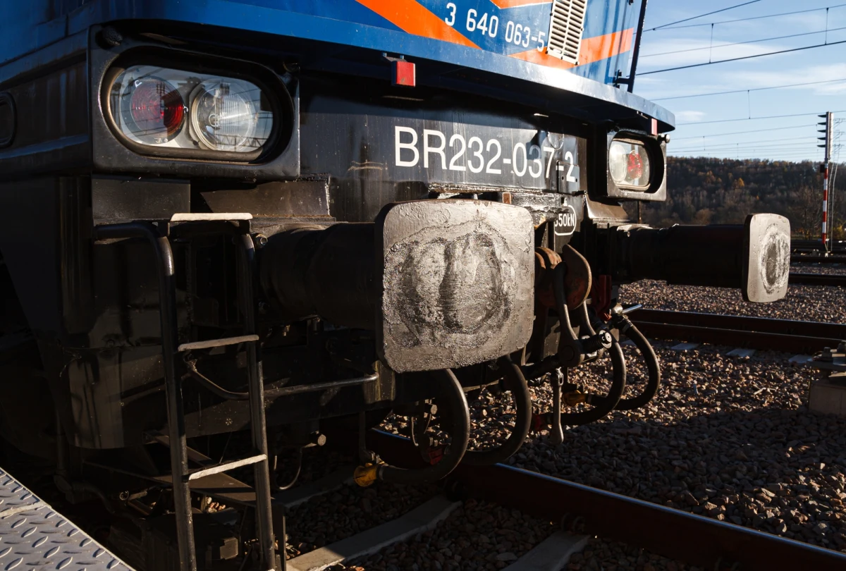 W poniedziałek z warszawskiego terminala PKP Cargo Connect wyjechał pierwszy w historii pociąg towarowy, który wyruszył w kierunku Chin po tzw. Nowym Jedwabnym Szlaku. Skład przewozi produkty pochodzące z różnych krajów Europy, w tym z Polski, Niemiec, Czech, Litwy oraz Łotwy. Wśród transportowanych towarów znalazły się m.in. meble na wymiar, akcesoria do placów zabaw, sprzęt narciarski oraz obuwie.