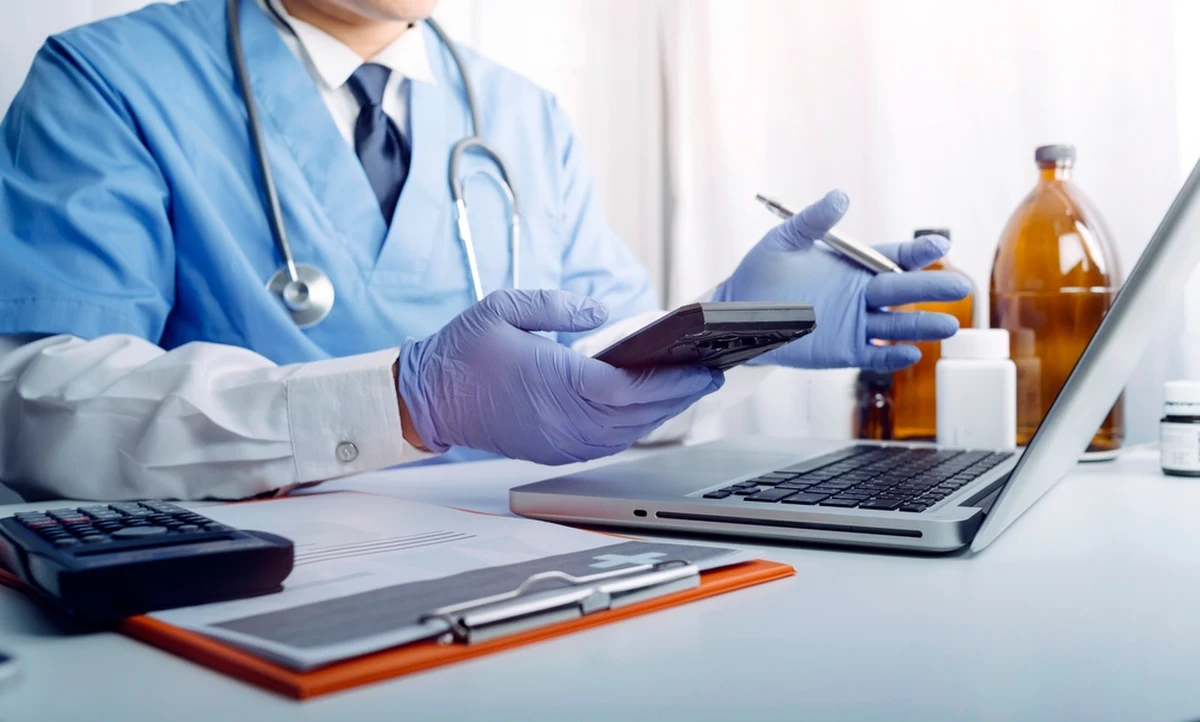 Od wtorku 9 września w Internetowym Koncie Pacjenta pojawią się e-skierowania na bezpłatne szczepienia przeciw Covid-19. Zapisy ruszą 15 września, a pierwsze szczepienia rozpoczną się 22 września - poinformowało Ministerstwo Zdrowia. W Polsce rośnie liczba zachorowań na Covid-19. Tegoroczne warianty wirusa wywołują u młodszych objawy podobne do anginy, a u starszych mogą prowadzić do zapalenia płuc.