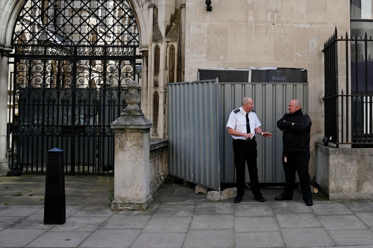 Mural autorstwa Banksy’ego przedstawiający sędziego, który uderza leżącego na ziemi protestującego, pojawił się w poniedziałek na ścianie budynku Royal Courts of Justice w Londynie, gdzie mieści się Wysoki Trybunał. Dzieło szybko zostało zasłonięte przez strażników. Policja natomiast wszczęła dochodzenie w sprawie możliwego "uszkodzenia mienia", które może zakończyć się... zdemaskowaniem Banksy'ego.