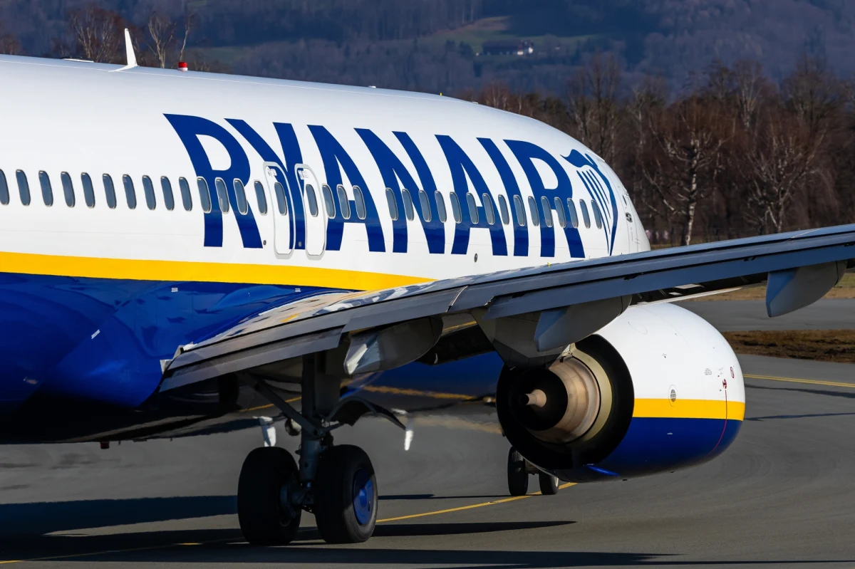 Samolot linii Ryanair lecący z Gdańska miał wylądować w Bratysławie. Został jednak zmuszony do zmiany trasy i awaryjnego lądowania na lotnisku w Wiedniu. Powodem były zakłócenia sygnału GPS, które uniemożliwiły bezpieczne podejście do lądowania w stolicy Słowacji. Za incydent obwiniana jest Rosja.