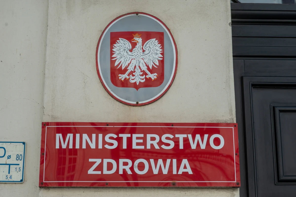 Jeszcze przed południem ogłoszone mają zostać szczegóły rekonstrukcji w Ministerstwie Zdrowia. Jak już informowaliśmy w RMF FM, z resortem pożegnać ma się trójka wiceministrów związanych z partiami politycznymi. Zastąpić mają ich eksperci, spoza świata polityki.