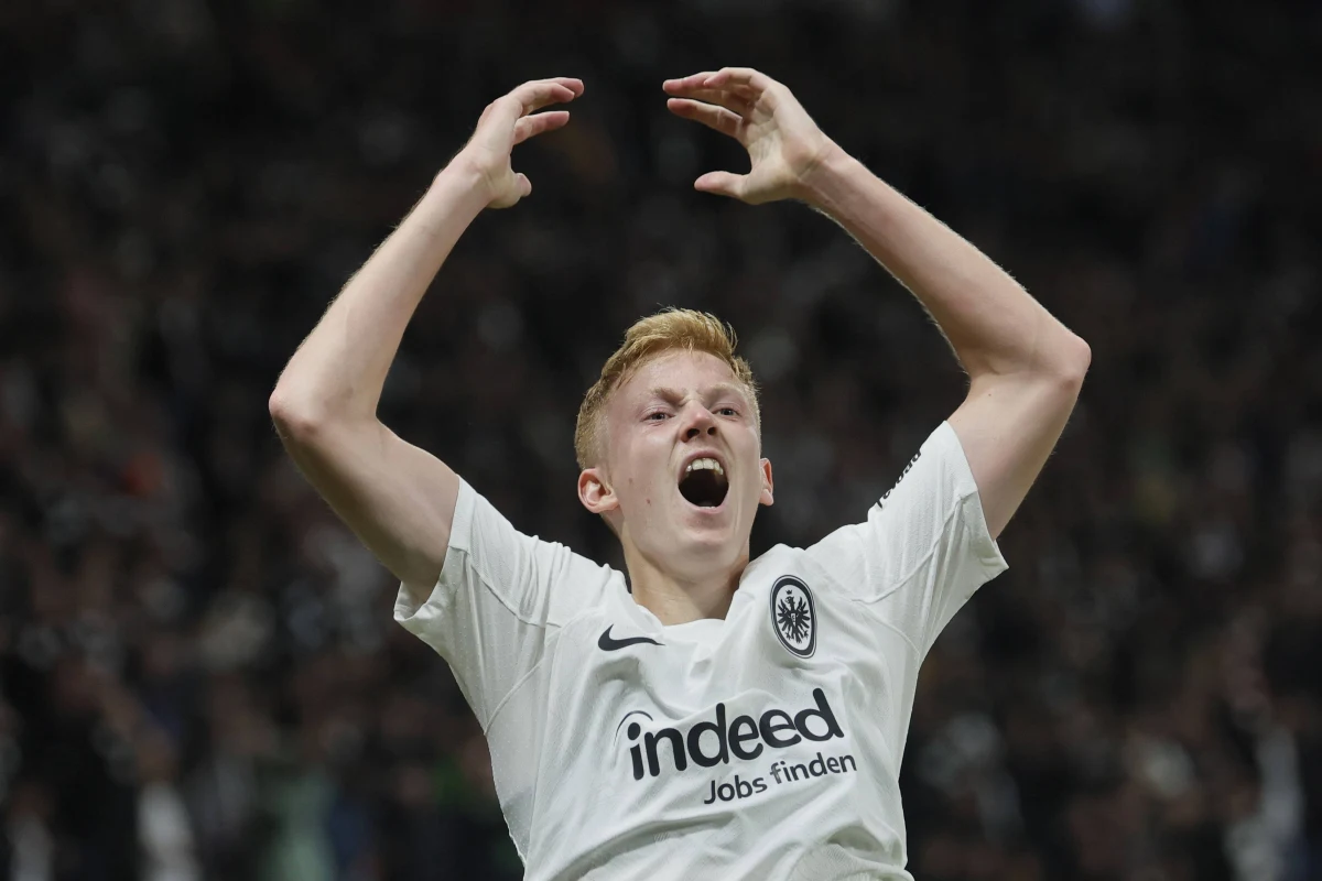 "Mama chyba miała rację, a ja zawsze się jej słucham" - w ten sposób pomocnik piłkarskiej reprezentacji Szwecji Hugo Larsson skomentował swój niedoszły transfer do Arabii Saudyjskiej.