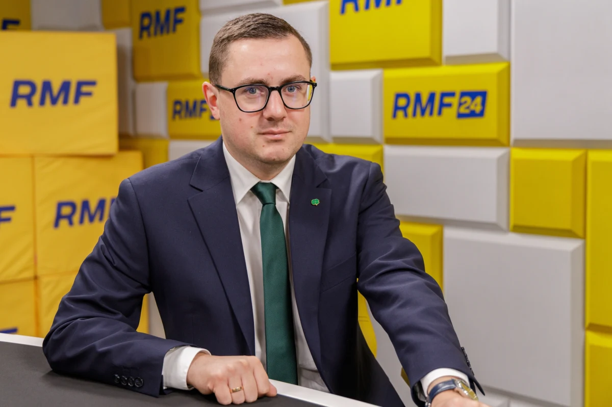 "Nie ma możliwości, żeby pan prezydent zawetował taką ustawę (o bonie energetycznym - przyp. red.). To jest ustawa, która z jednej strony daje gwarancję, że ceny nie wzrosną i daje wsparcie tym, którzy mogliby być narażeni na ewentualne podwyżki cen ciepła systemowego. To jest dobra ustawa. Liczymy na poparcie pana prezydenta" - powiedział w Porannej rozmowie w RMF FM Miłosz Motyka. "To, czy zdążymy (do 30 września - przyp. red.), będzie zależało od pana prezydenta. Jeśli chodzi o rząd, wszystko będzie złożone w odpowiednim czasie" - dodał minister energii.