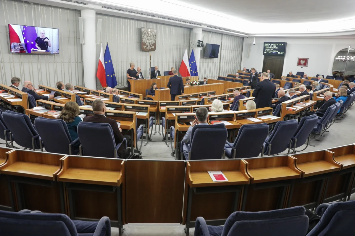 Jeszcze dziś przed południem zapadnie decyzja o zwołaniu dodatkowego, wcześniejszego posiedzenia Senatu na 17 września. Jak ustalił dziennikarz RMF FM Tomasz Skory, chodzi o wcześniejsze rozpatrzenie ustawy o świadczeniach 800+ dla obywateli Ukrainy. 