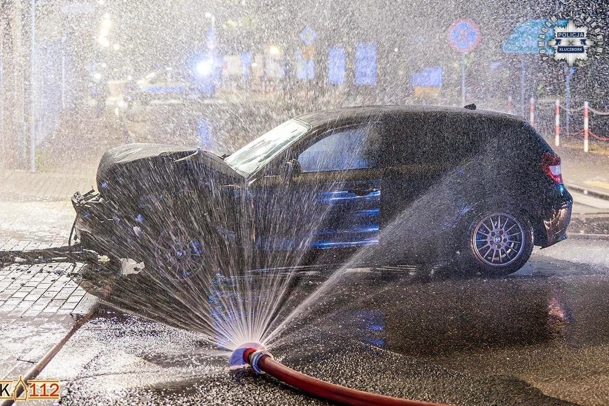 Bmw z impetem wjechało w budynek i uszkodziło gazociąg. Za kierownicą 21-latek