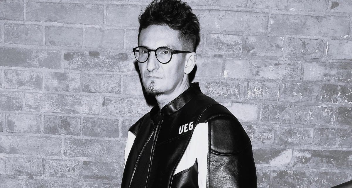 Smutna wiadomość dla świata polskiej sztuki i mody. W wieku 51 lat zmarł Michał Łojewski - jeden z najbardziej cenionych polskich grafików, projektant mody, współtwórca kultowych projektów wizualnych i założyciel marki UEG. Informację o jego śmierci przekazał Klub Twórców Reklamy, który jeszcze dziś podczas swojej gali miał uhonorować Łojewskiego tytułem "Hall of Fame" za całokształt twórczości.