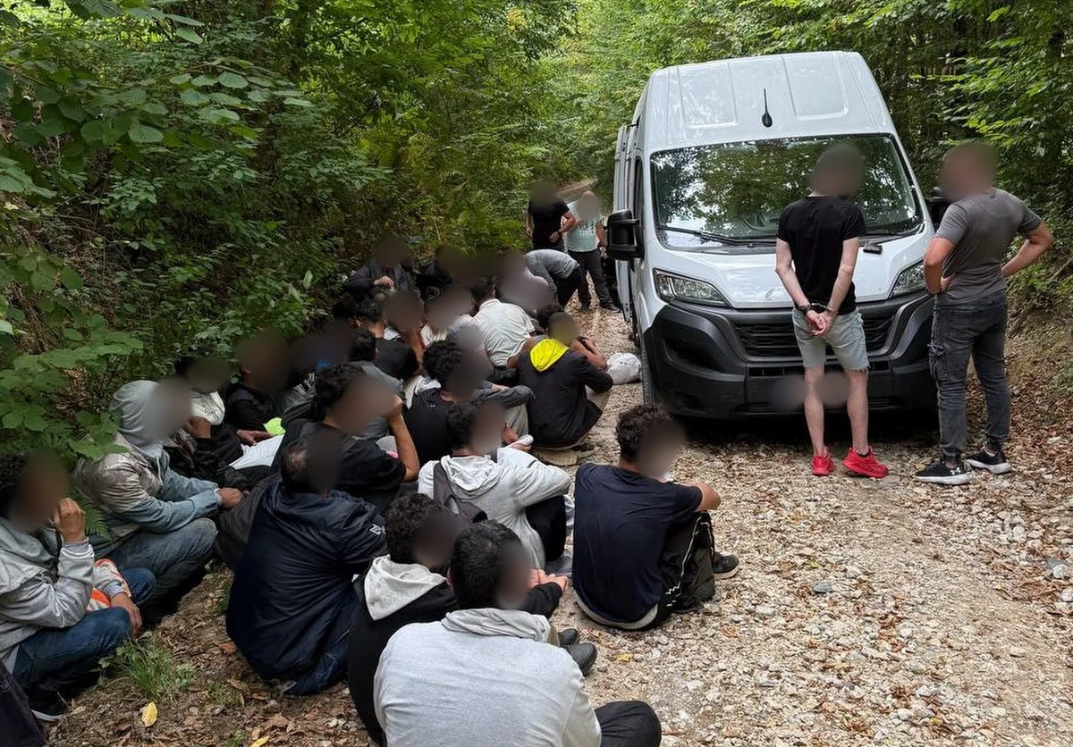 Dwoje Polaków i Gruzin zostało zatrzymanych, gdy przewozili migrantów z Bliskiego Wschodu i Azji tzw. szlakiem bałkańskim do Unii Europejskiej. W busie Polaków znajdowało się 47 obywateli Syrii.