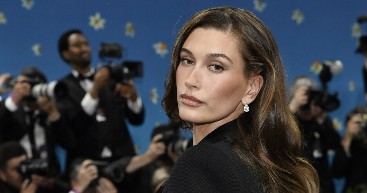 Hailey Bieber zachwyca w satynowym zestawie. Postawiła na klasykę z pazurem wiadomości,aktualności,Interia Hailey Bieber zachwyca w satynowym zestawie. Postawiła na klasykę z pazurem