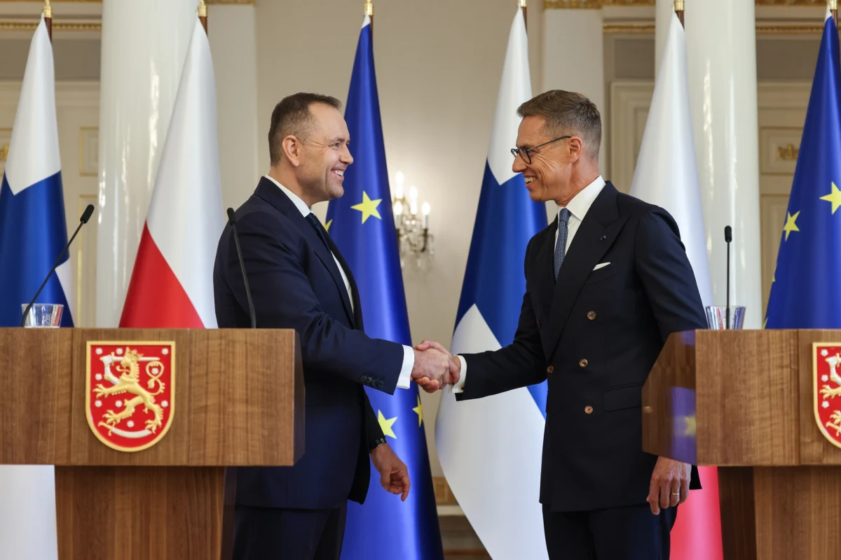 Prezydent Karol Nawrocki podczas wizyty w Helsinkach podkreślił, że Polska i Finlandia nie mają złudzeń co do intencji Władimira Putina. "Mamy przekonanie, że jest gotowy do tego, aby uderzyć na kolejne państwa" - powiedział prezydent RP. Wspólnie z prezydentem Alexandrem Stubbem zapowiedzieli zacieśnienie współpracy w zakresie bezpieczeństwa i inwestycji w obronność.