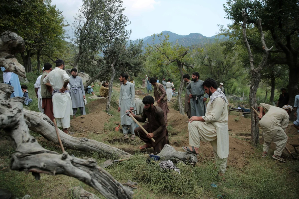 Kobiety, które w rządzonym przez talibów Afganistanie pozbawione są niemal wszelkich praw, znalazły się w dramatycznej sytuacji po potężnym trzęsieniu ziemi w tym kraju. Prawo talibów zabrania kobietom poddawania się opiece medycznej przez lekarzy płci męskiej. Co więcej, w państwie praktycznie nie ma lekarek.