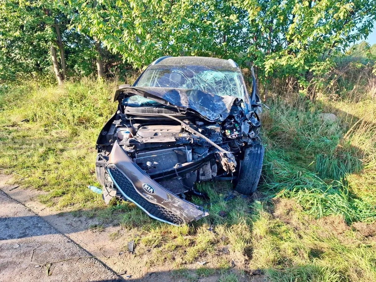 Dwie osoby dorosłe i 9-letnie dziecko zostały poszkodowane w czołowym zderzeniu busa z samochodem osobowym. Do wypadku doszło w Gniewinie w powiecie wejherowskim.