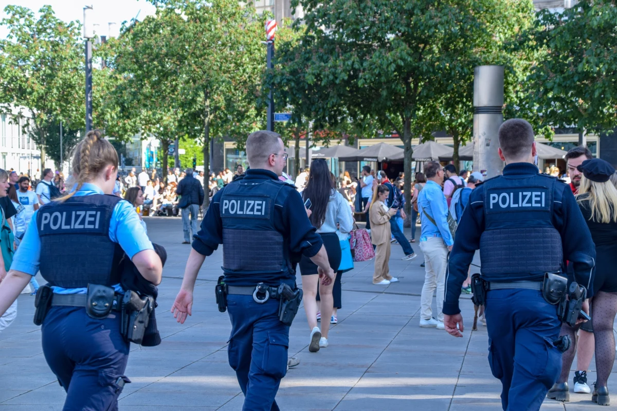 Podpalenie przez ekstremistów przewodów na dwóch słupach energetycznych - według policji najprawdopodobniej to jest przyczyną ogromnej awarii w południowo-wschodnim Berlinie, do której doszło we wtorek rano. Jak poinformowała agencja dpa, ok. 50 tys. gospodarstw domowych zostało pozbawionych prądu.