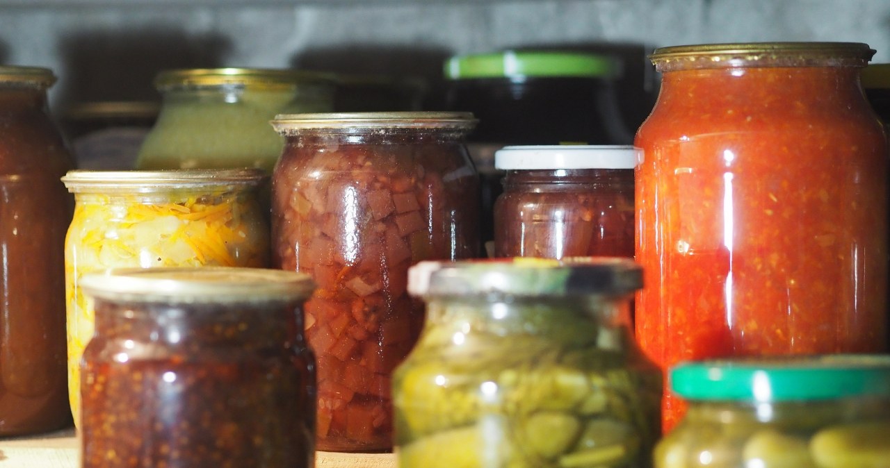 Brudne słoiki wyrzucaj w ten sposób. Pracownicy sortowni apelują