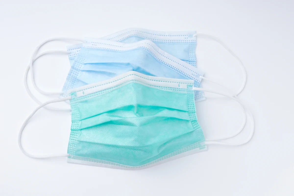 Miliony ton jednorazowych maseczek, które miały chronić przed koronawirusem, dziś stają się poważnym zagrożeniem dla ludzi, zwierząt i środowiska. Najnowsze badania dowodzą, że rozkładające się maseczki uwalniają mikroplastik i niebezpieczne substancje chemiczne, które mogą szkodzić przez pokolenia.