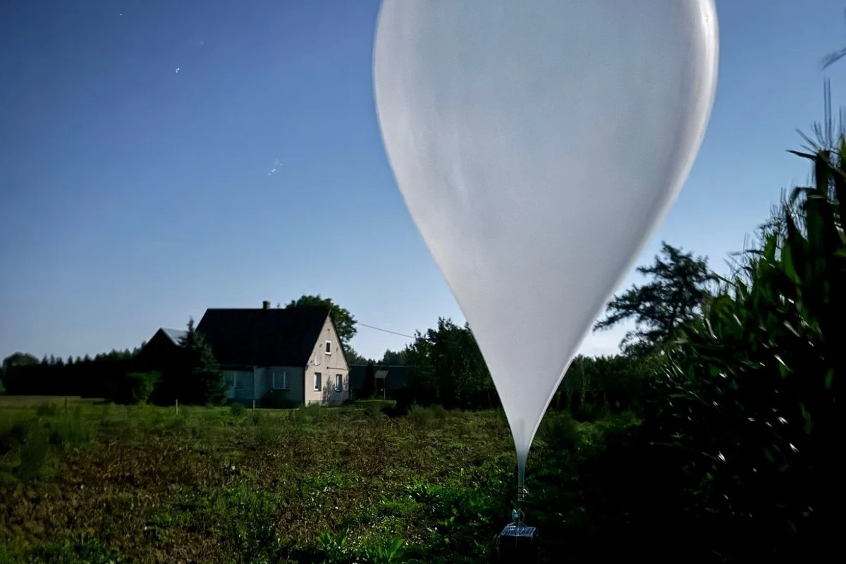 Siedem osób zatrzymanych, ponad 330 tys. złotych strat Skarbu Państwa i nietypowy sposób przemytu. Straż graniczna w Podlaskiem rozbiła grupę, która wykorzystywała balony meteorologiczne do przerzutu papierosów z Białorusi. Funkcjonariusze przejęli tysiące paczek nielegalnych wyrobów tytoniowych w kilkunastu miejscach regionu.