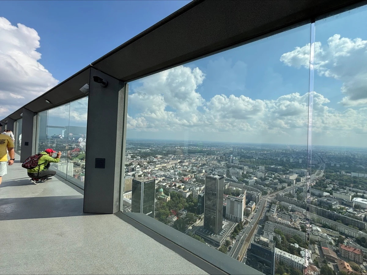 Już od dzisiaj (9 września) mieszkańcy Warszawy i turyści będą mogli podziwiać panoramę miasta z najwyższego punktu w Unii Europejskiej. Na szczycie Varso Tower otwarto Highline Warsaw - kompleks tarasów widokowych z multimedialnymi atrakcjami. Sprzedaż biletów już ruszyła. 