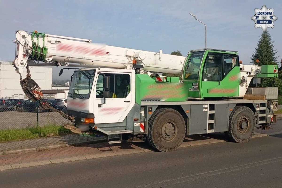 Policjanci z Cieszyna (Śląskie) zatrzymali w Skoczowie potężny pojazd specjalny - dźwig UTM-625 Liebherr. Kierujący nim mężczyzna miał ponad promil alkoholu w wydychanym powietrzu. 