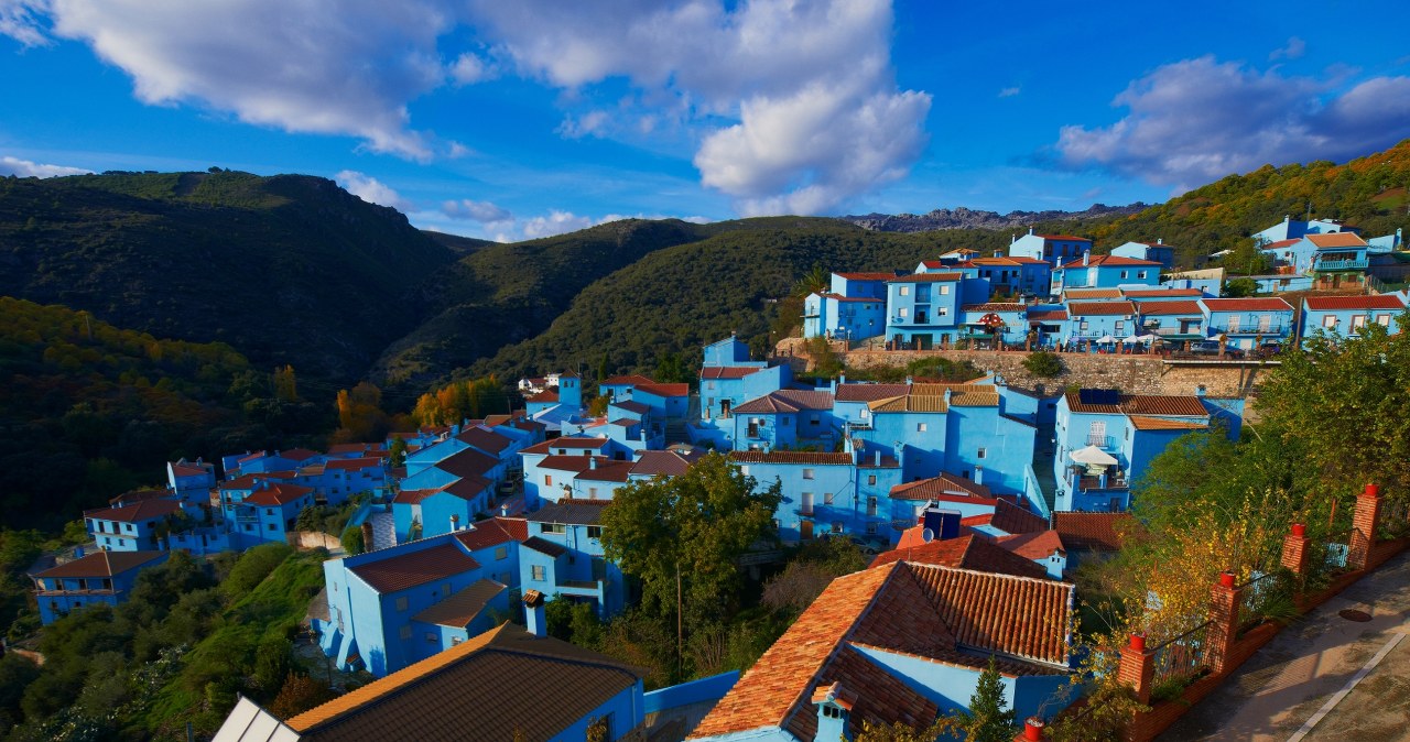 Wioska porzuciła biel dla błękitu. Odwiedzają ją turyści z całego świata