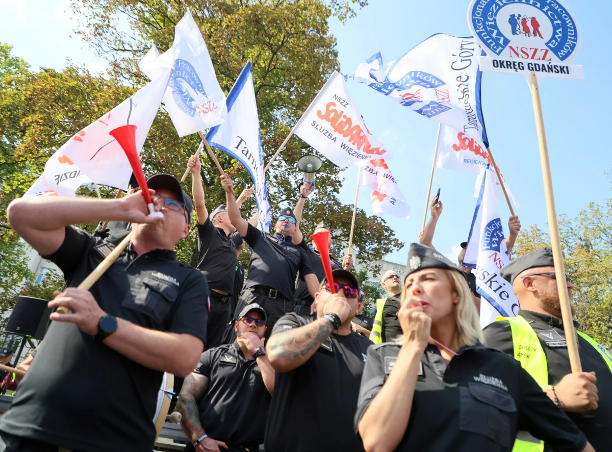 Pracownicy Służby Więziennej protestowali w Warszawie. Domagali się m.in. podwyżki płac oraz wprowadzenia świadczenia mieszkaniowego. 