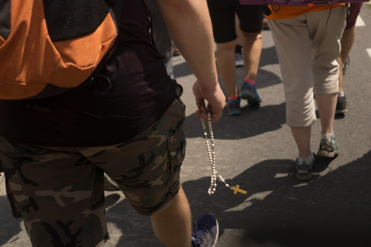 Pielgrzymi ciągną do słynnego miejsca objawień w Polsce. Policja już się szykuje