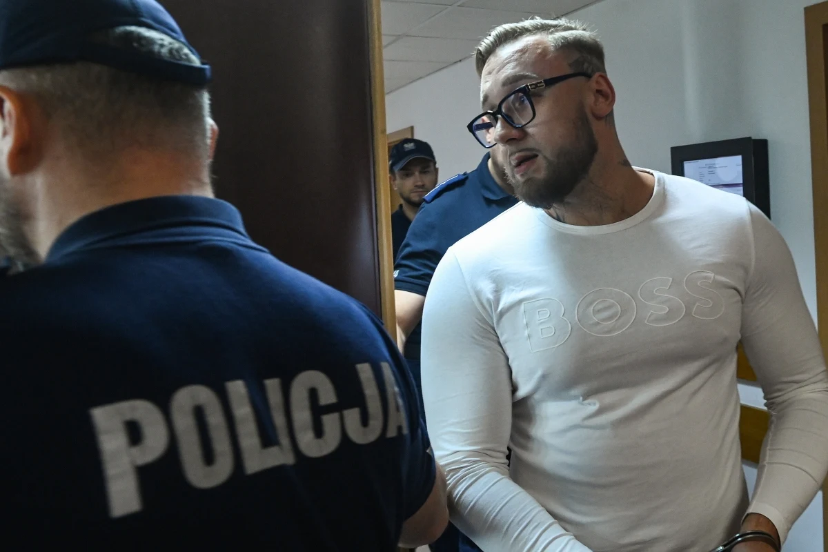 W Sądzie Rejonowym Warszawa-Śródmieście odbyła się kolejna rozprawa w głośnym procesie dotyczącym tragicznego wypadku na Trasie Łazienkowskiej, do którego doszło we wrześniu 2024 roku. Na ławie oskarżonych zasiada Łukasz Żak oraz jego sześciu znajomych. Dziś zeznawały osoby, które były na miejscu wypadku. Jeden ze świadków rozpoznał oskarżonego i powiedział, że znajomi mieli kazać mu uciekać.