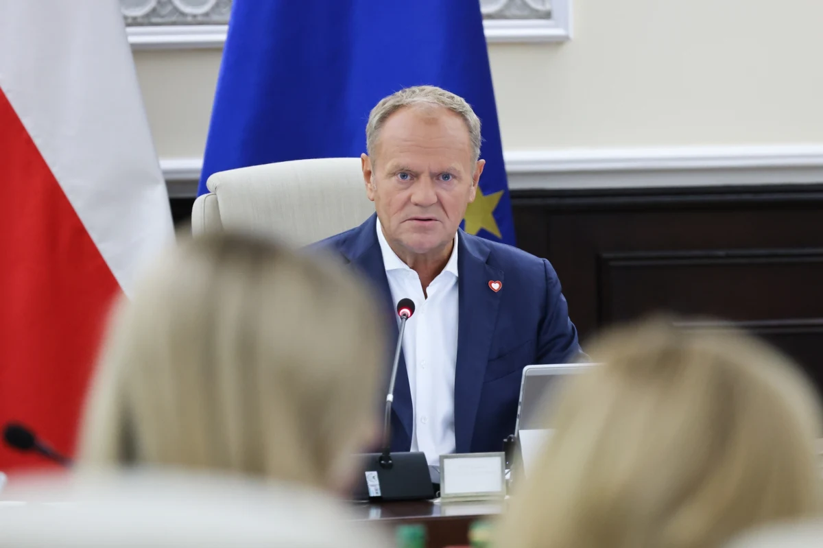 Na godzinę 8 premier Donald Tusk zwołał pilne posiedzenie rządu. Prezydent Karol Nawrocki zapowiedział naradę w BBN z udziałem szefa rządu. W nocy z wtorku na środę rosyjskie drony wielokrotnie naruszyły polską przestrzeń powietrzną.